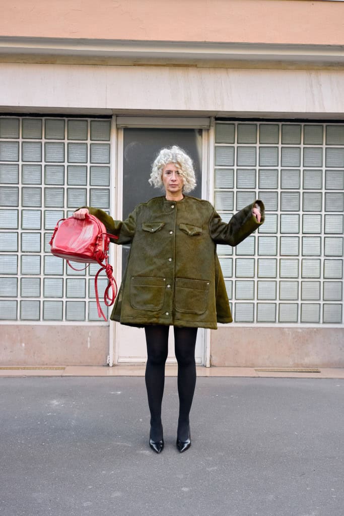 Manteau vert et sac rouge @GLOBALJO, Collants @CALCEDONIA, Chaussures @BALENCIAGA