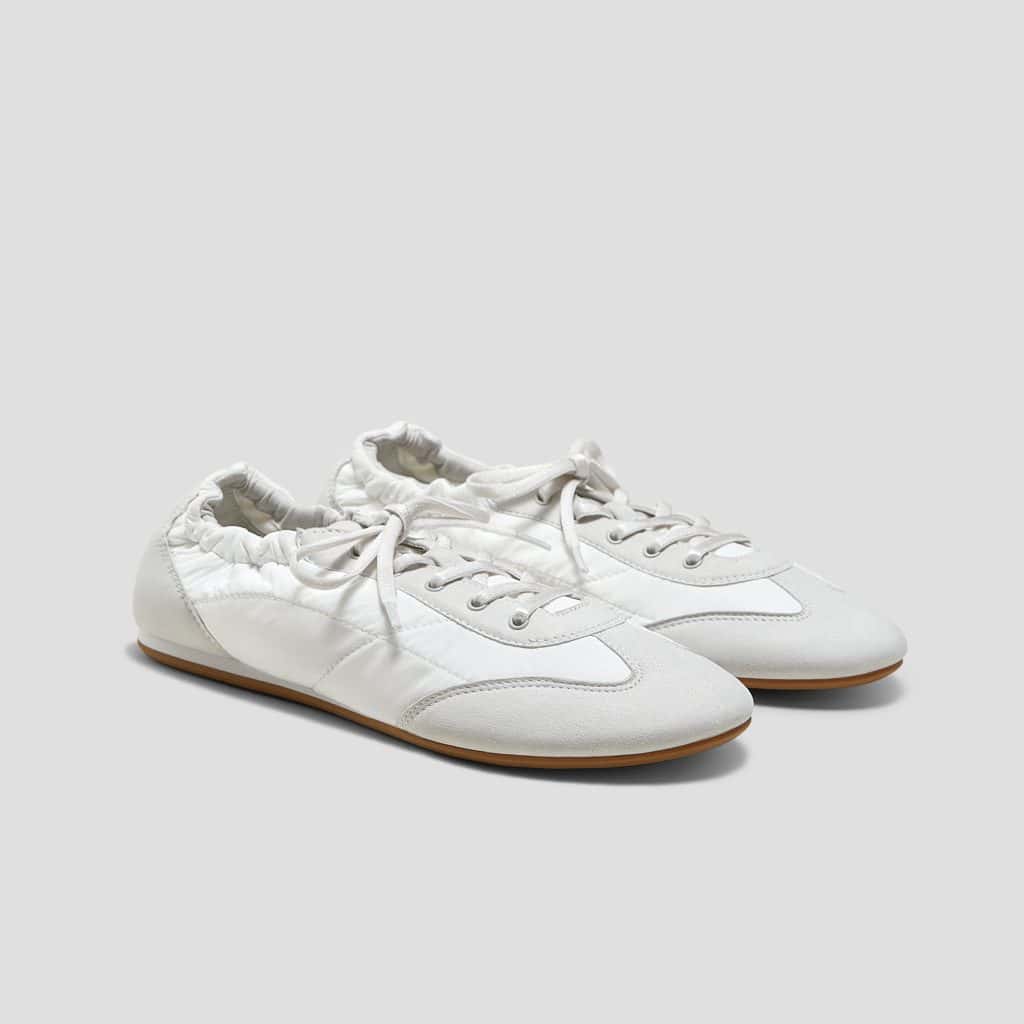 VIVAIA Jogger en Re-Nylon (Yancy) in white smokey grey, re-engineered round-toe silhouette for FW25.