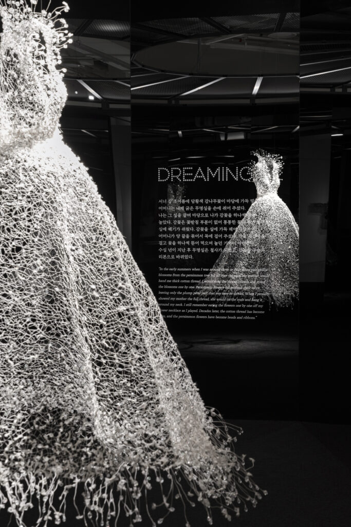 Other view o the white dress