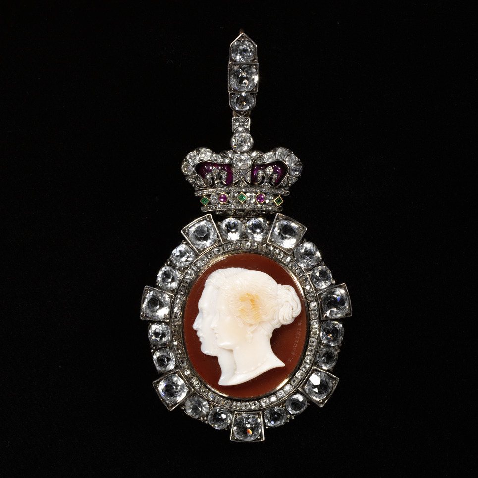 Onyx cameo, diamonds, rubies and emeralds, rhinestones, gold, silver, 8,8 × 4,3 × 1,4 cm
Victoria and Albert Museum, M.180-1976 Jewelry collection