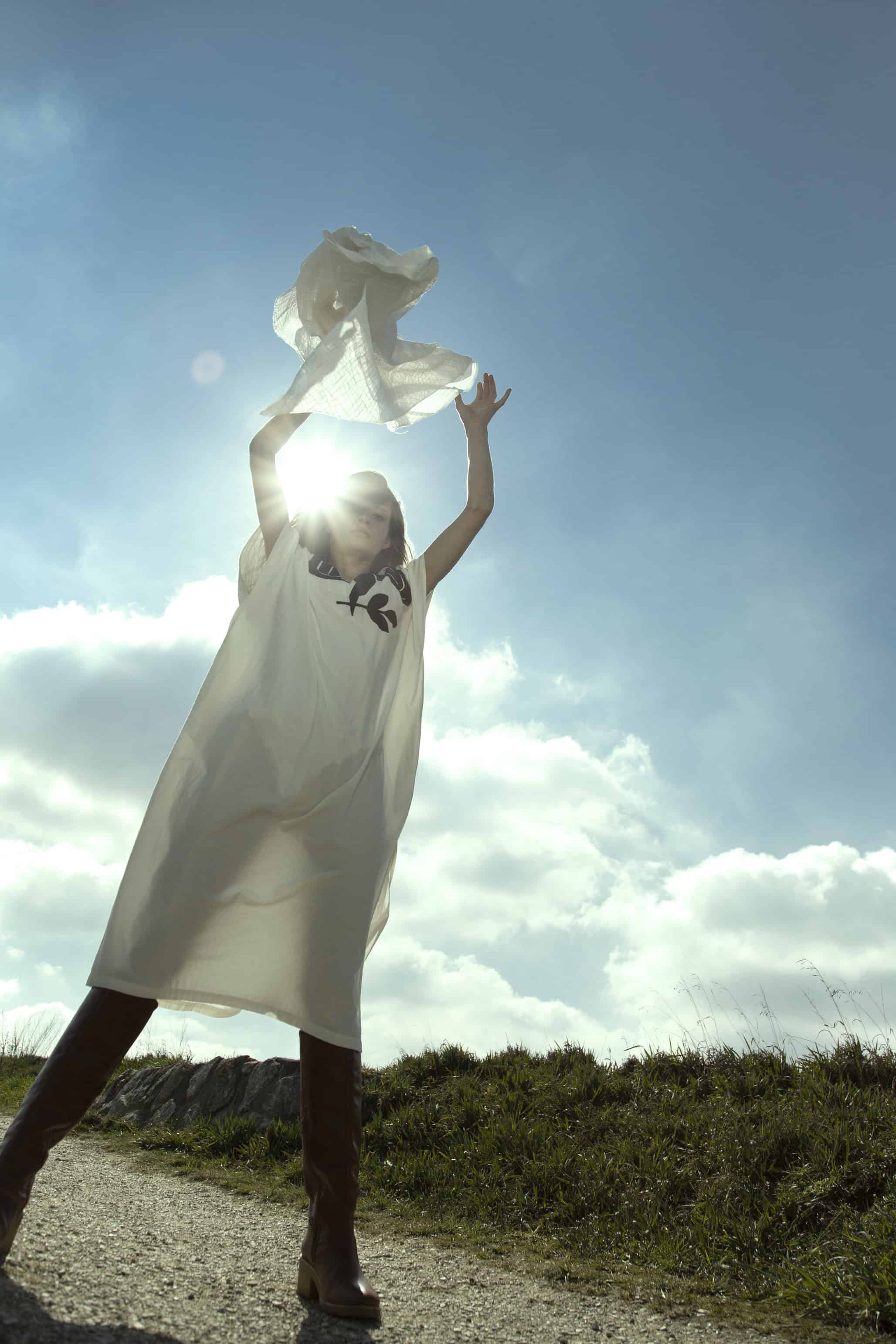 Dress Valentine Gauthier, bracelet Ginette Paris, shawl Khadi and Co Bess Nielsen, boots Comptoir des Cotonniers.
