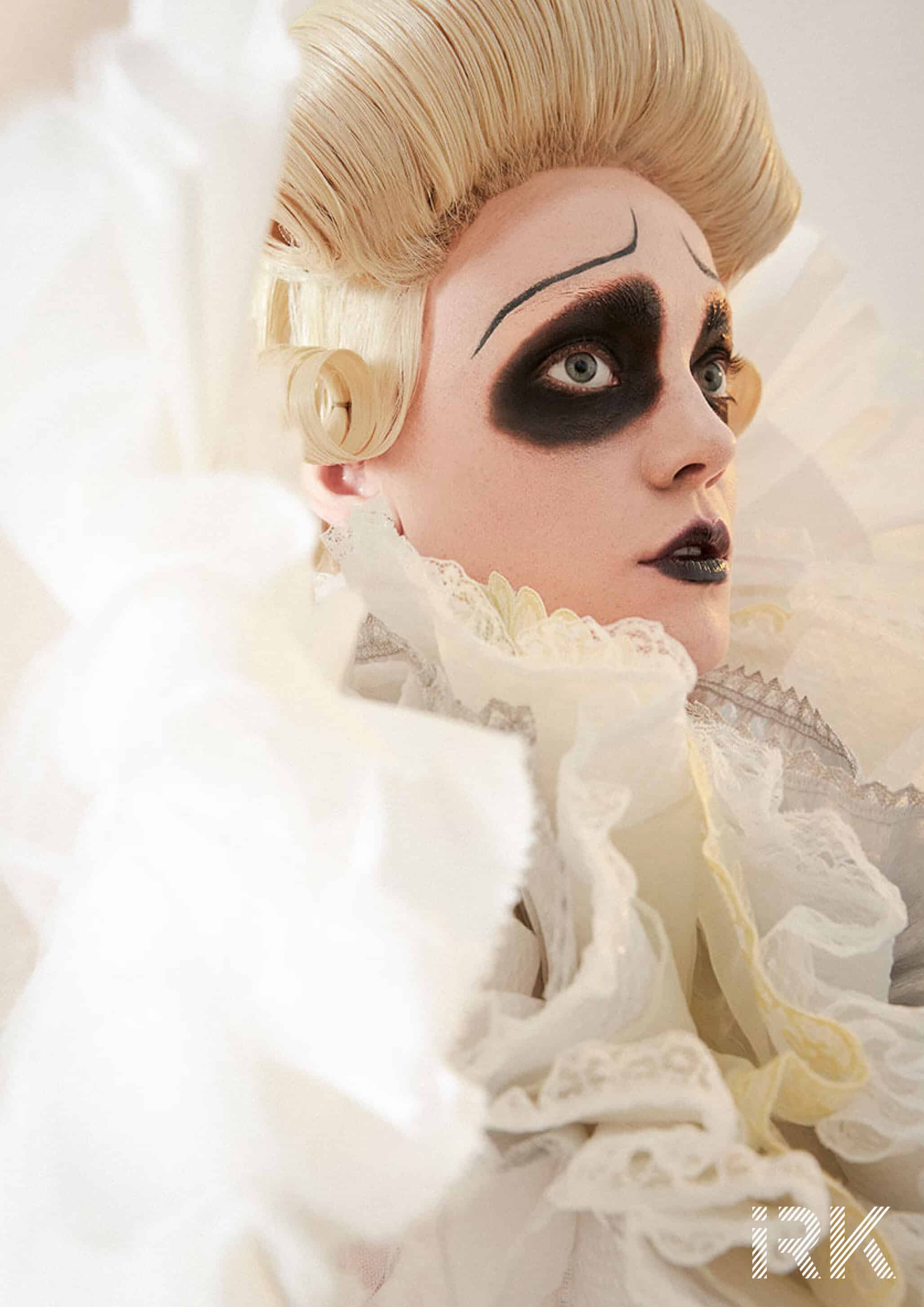 Robe blanche : Jackson Weiderhoeft, Col : Jessica Rowell