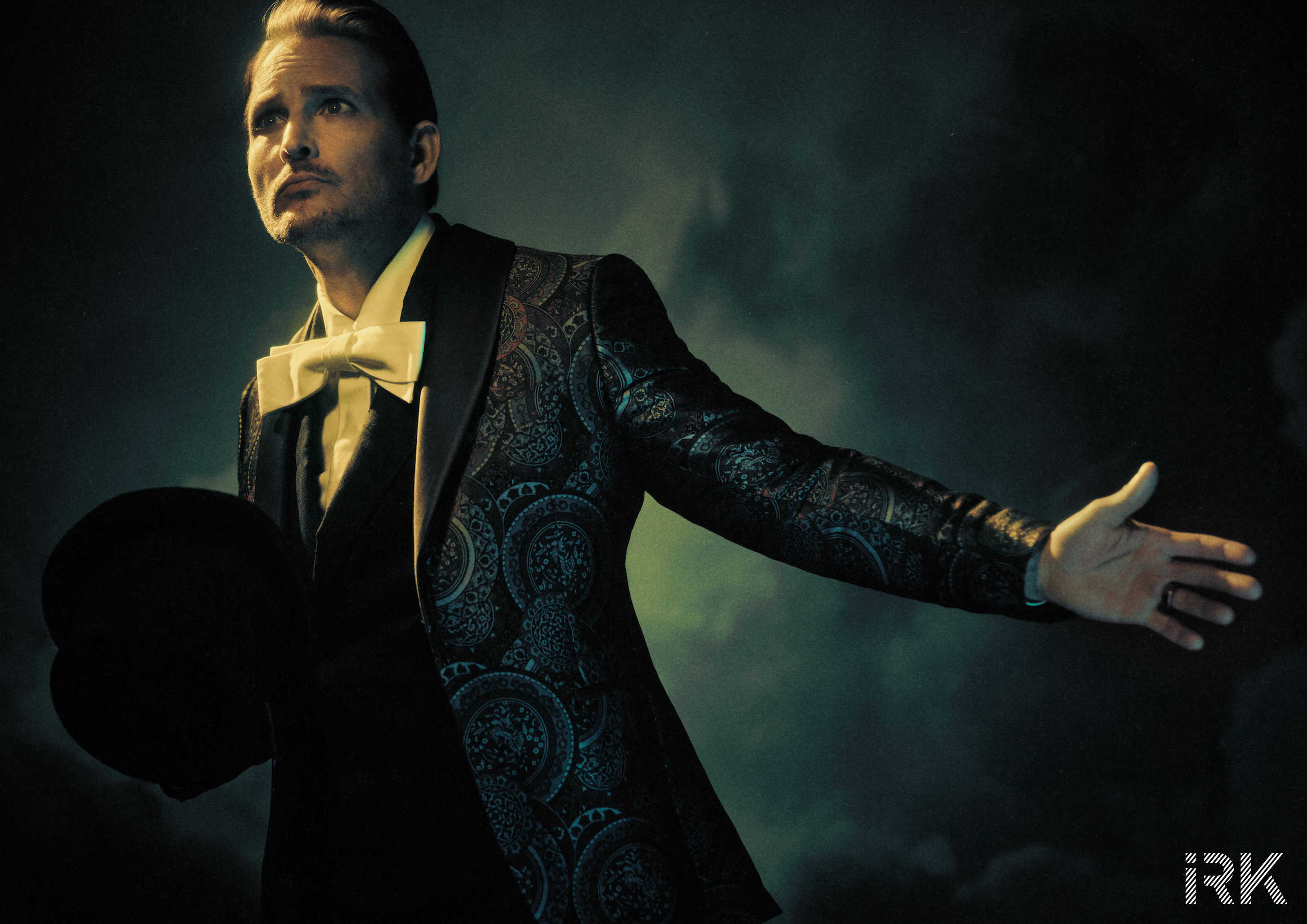 Peter Facinelli as Dr Carlisle in Twilight vampire