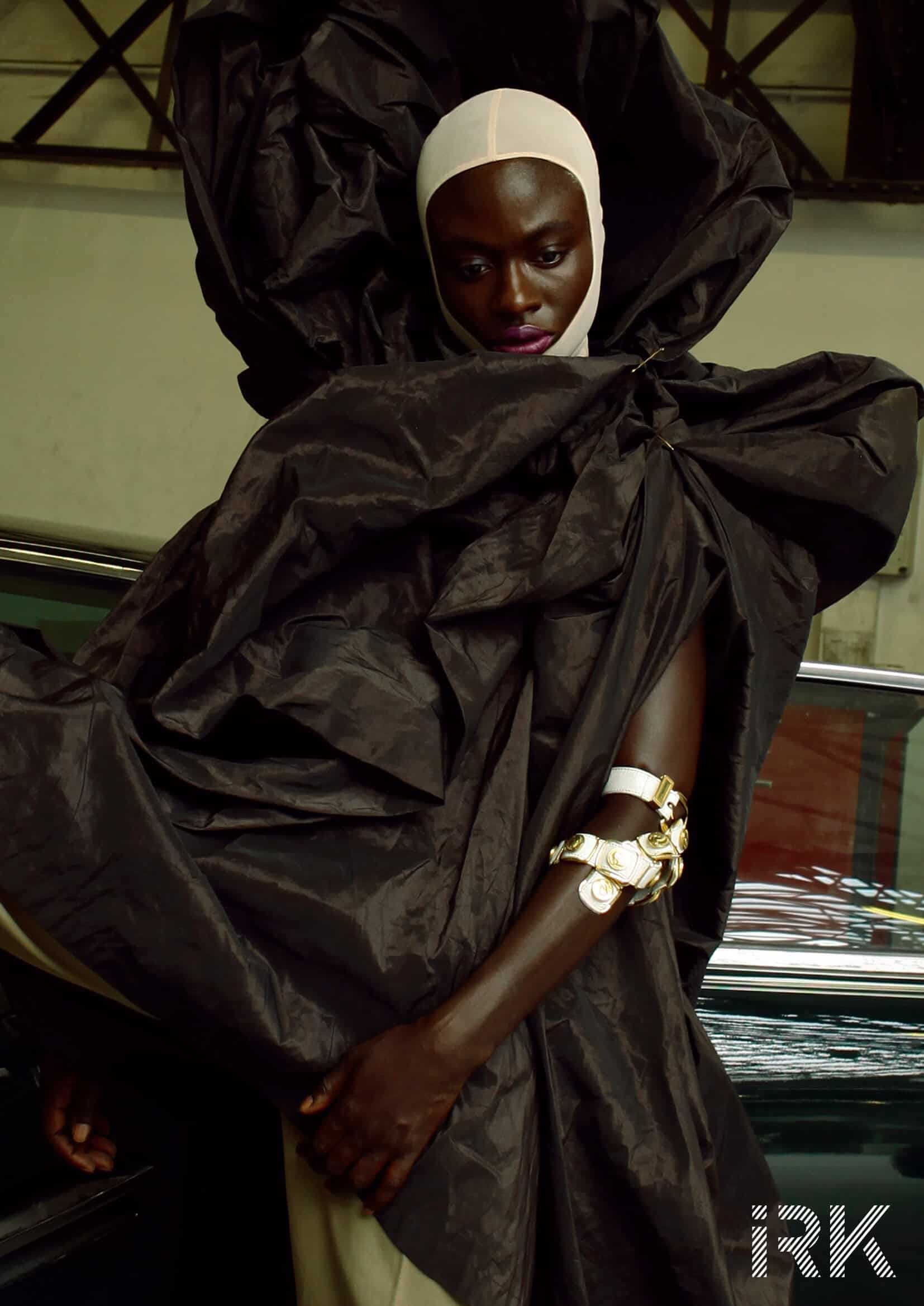 Shoes Ali Saulidi, Socks Nike, Pant, Body & Hood Raphaël Delacroix, Accessoires Versace