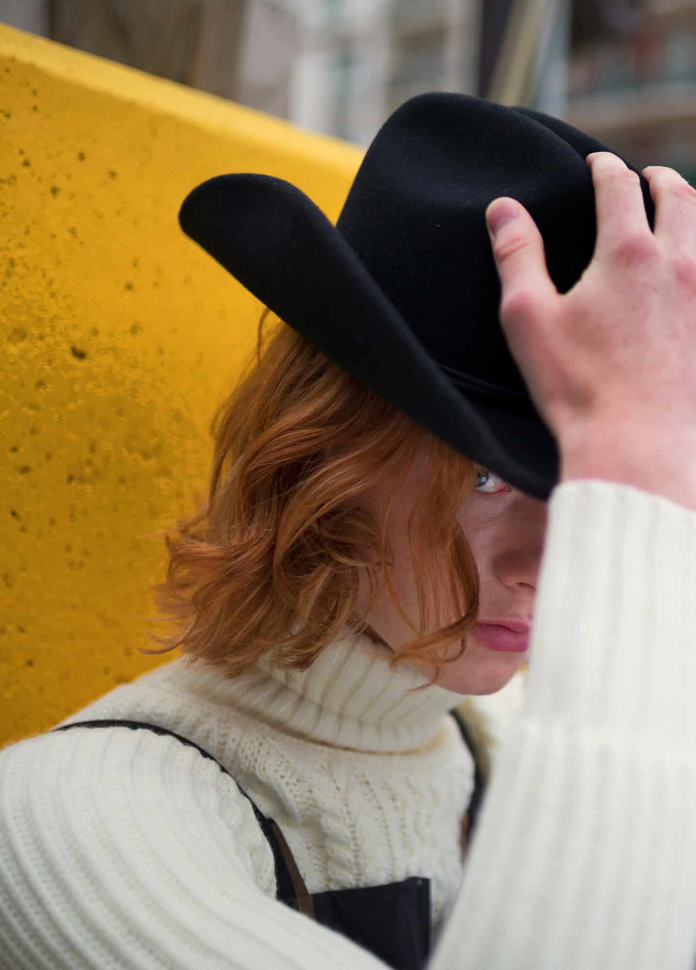 Camouflage overalls THE NORTH FACE, White turtleneck NORTH SAILS, cowboy hat STETSON.