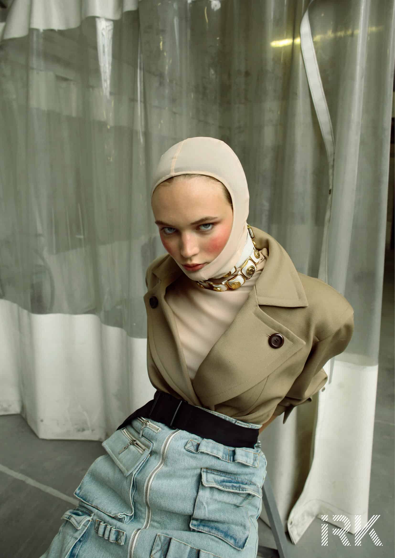 Pant & Skirt Left Fig, jacket Yves Saint Laurent on Nice pièce Vintage Paris, Hood Raphaël Delacroix, Belt Elisabet Stamm, Bottes Zara.