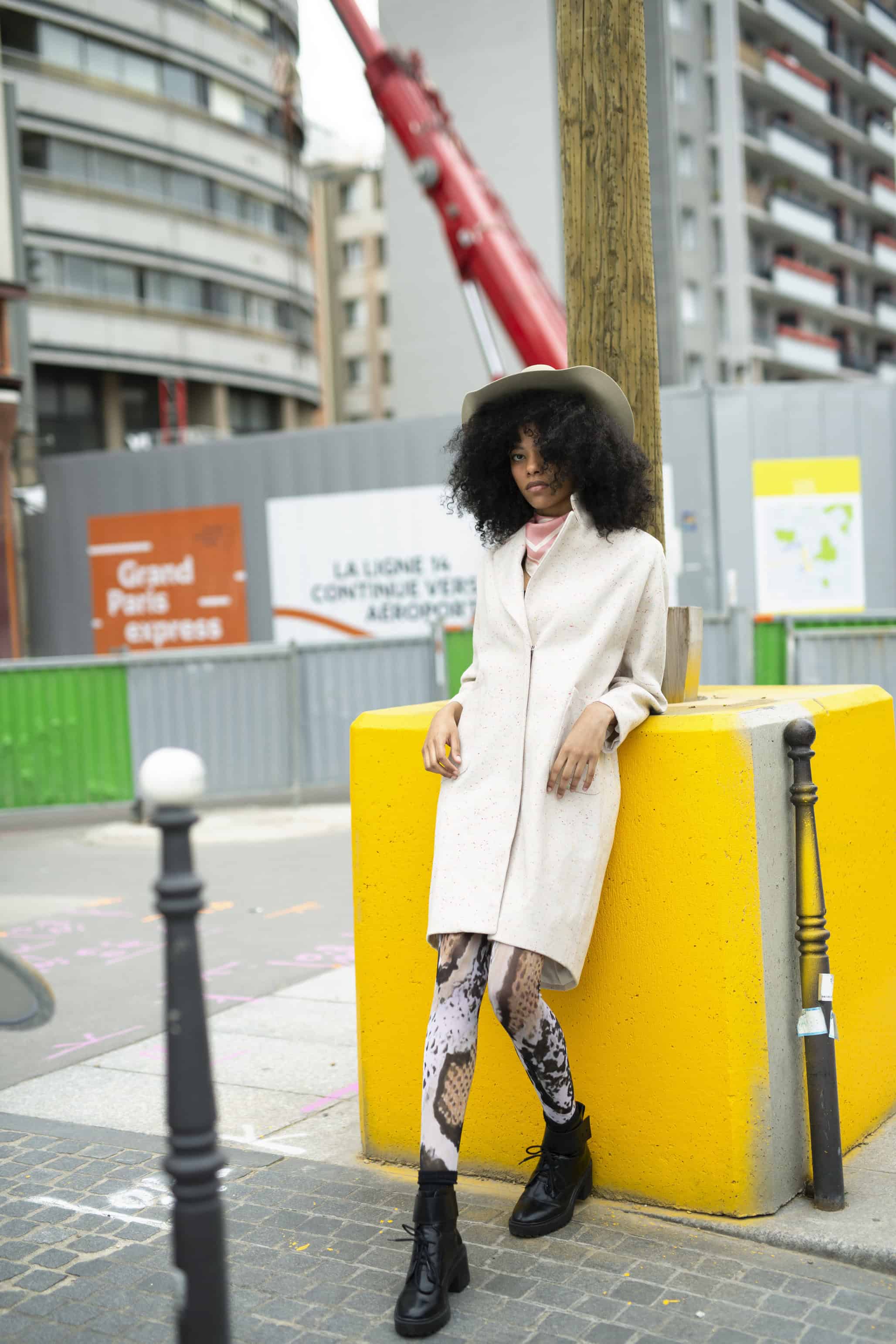 White coat MOLLY BRACKEN, Silk scarf GANT, serpent print tights WOLFORD, cowboy hat STETSON.