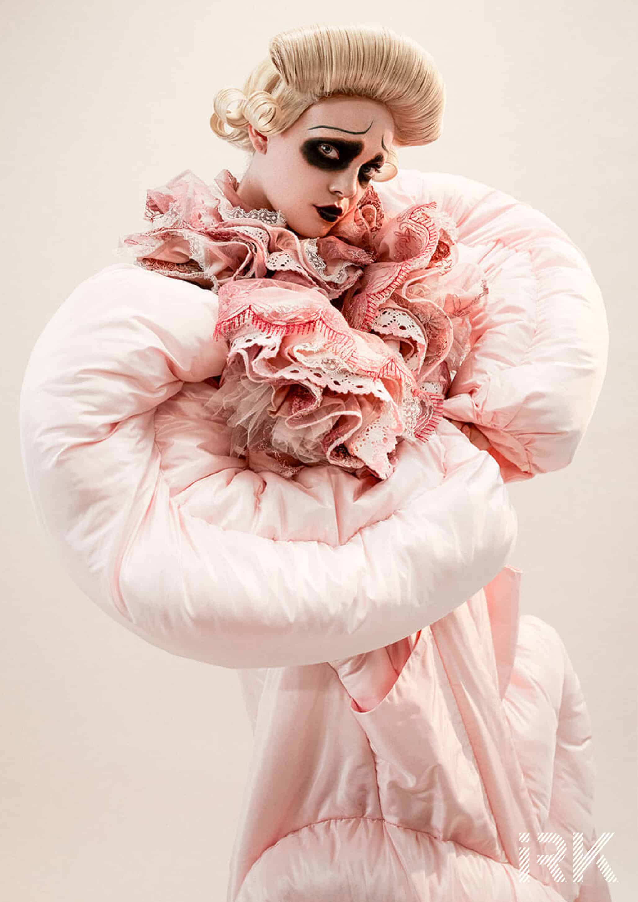 Manteau matelassé rose : Arc Luo Studio, Col : Jessica Rowell