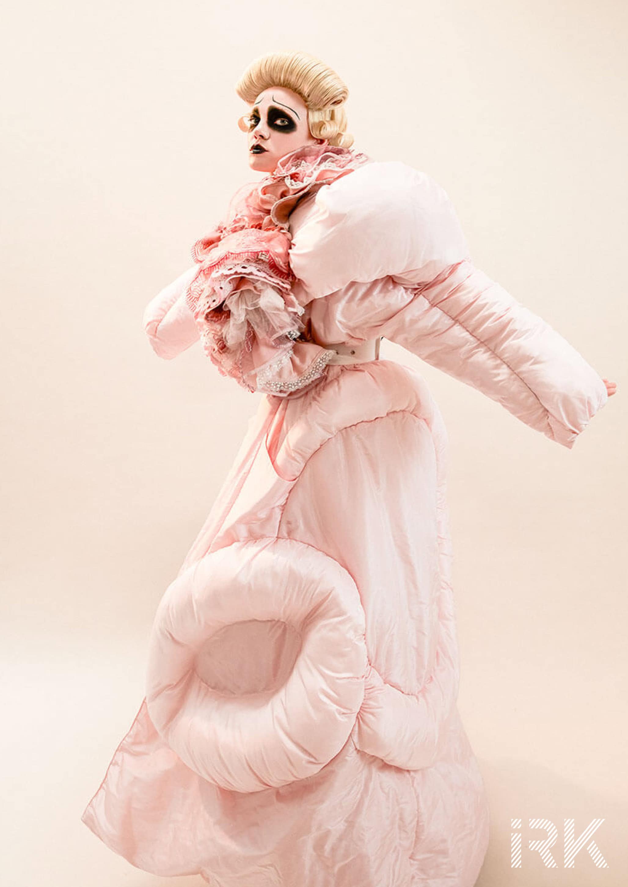 Manteau : Arc Luo Studio, Col : Jessica Rowell