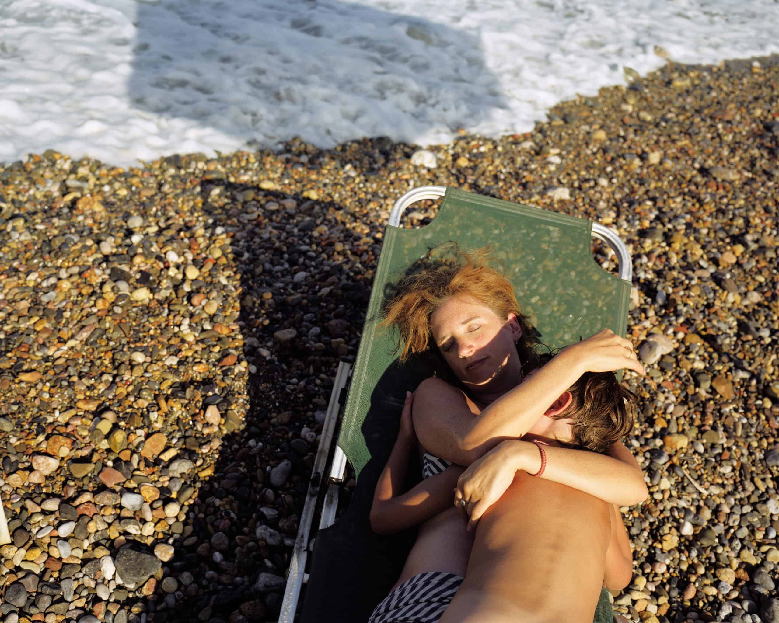 Littoral, issu de la série Hobbledehoy, par Ed Alcock (2013).

Des récits initiatiques empreints de tendresse aux images qui interrogent lidée dappartenance, Ed Alcock explore la frontière délicate entre photographie documentaire et photographie intime, brouillant les lignes entre lintime et le politique. Lauréat du Prix Niépce Gens dImages 2025, ses séries explorent les secrets de famille, la mémoire de la classe ouvrière britannique et les vulnérabilités collectives. Une exposition au Jeu de Paume à Tours se tient du 19 juin au 15 novembre 2026.

Photo © Ed Alcock / MYOP 2025

Shoreline, from the series Hobbledehoy, by Ed Alcock (2013).

From tender coming-of-age stories to images that question the meaning of home, Ed Alcock explores the delicate boundary between documentary and intimate photography, blurring the personal and the political. The winner of the 2025 Prix Niépce Gens dImages, his series investigate family secrets, the memory of the British working class, and collective vulnerabilities. An exhibition at the Jeu de Paume in Tours runs from 19 June to 15 November 2026.

Photo © Ed Alcock / MYOP 2025