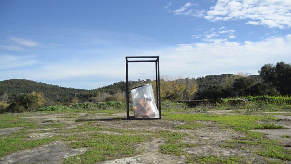 Still from performance "Água Quente" from 2020. 