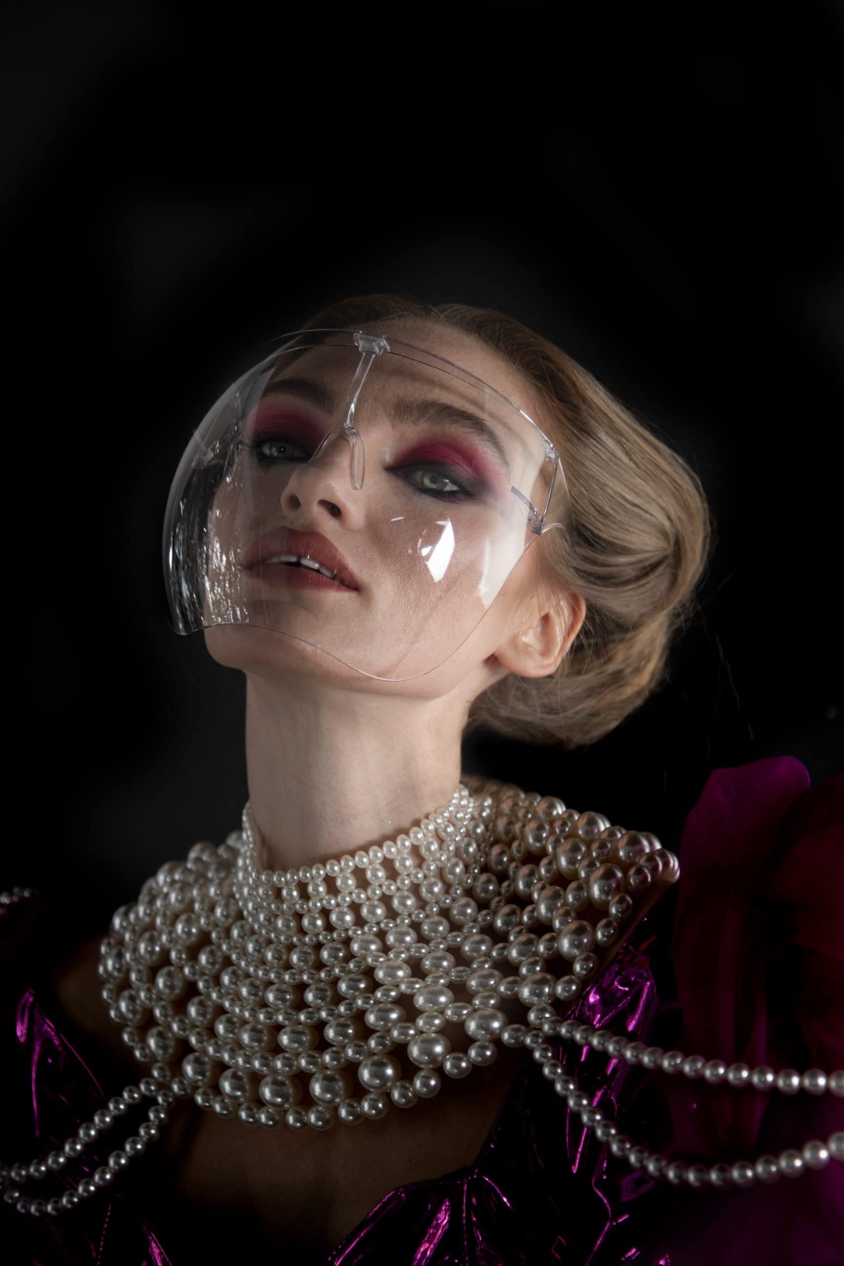 Editorial photoshoot with big Necklace Lorette Colé Duprat.
Makeup Artist Ruby Mazuel