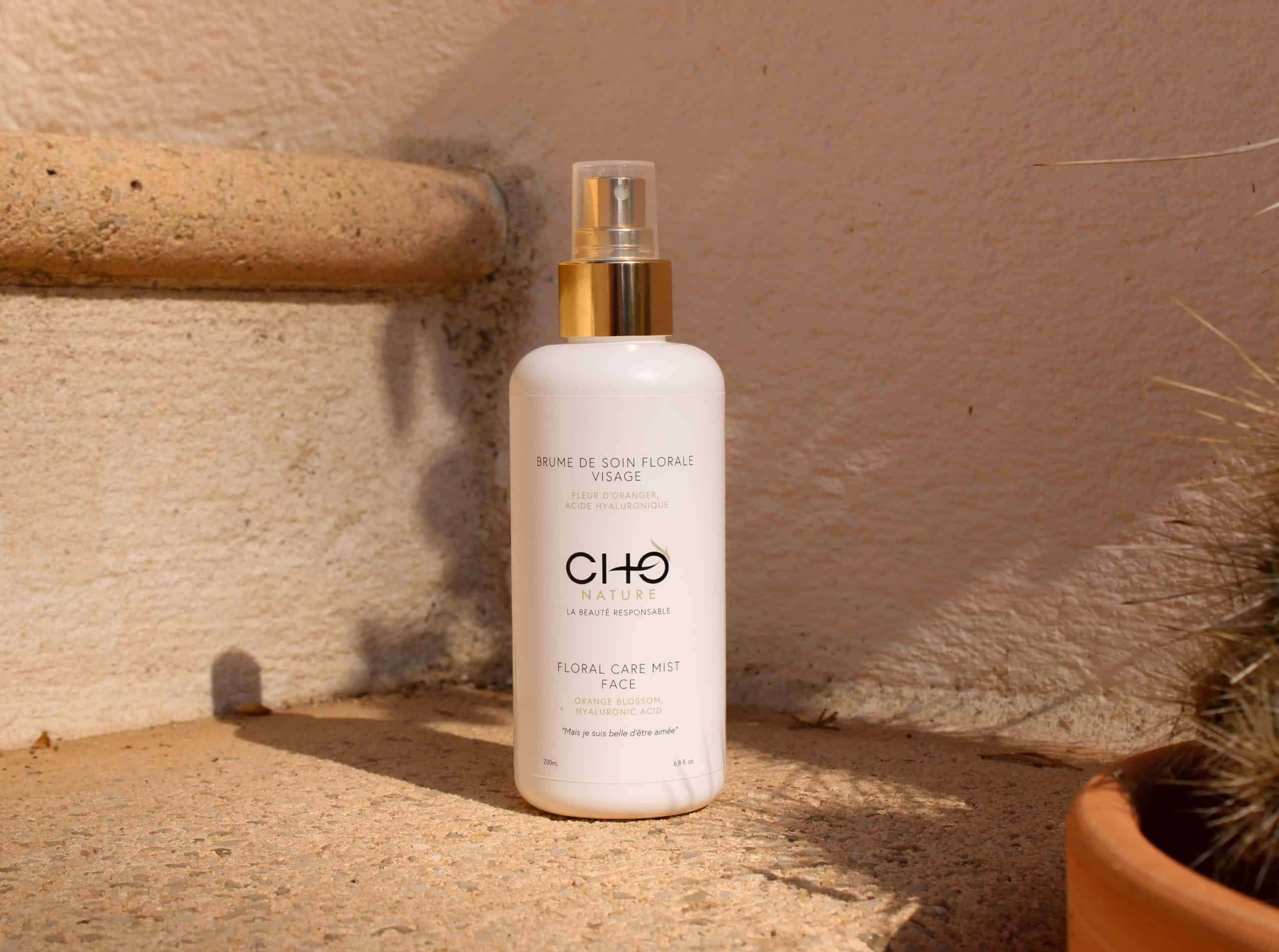 Floral face mist from CHO Nature – refreshing gesture with orange blossom and hyaluronic acid.
