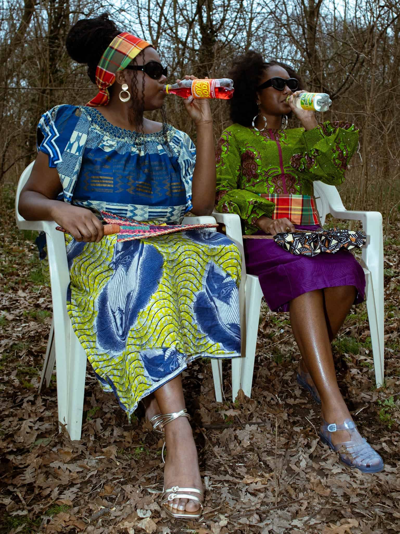 In plastic chairs under bare trees, everyday objects become symbols of métissage. Above all, it’s about belonging. POINTE-NOIRE