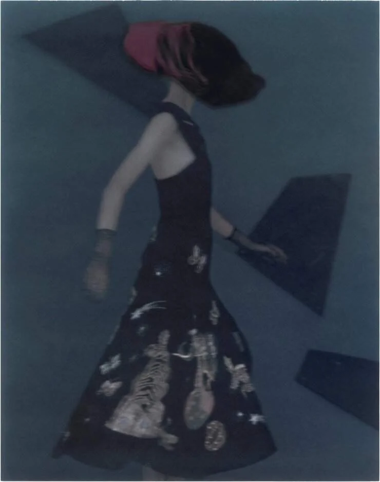Sarah Moon, Le chapeau grenat, 2016, ©Sarah Moon, 57 x 43 cm, Tirage charbon couleur, Œuvre exposée par : CAMERA OBSCURA