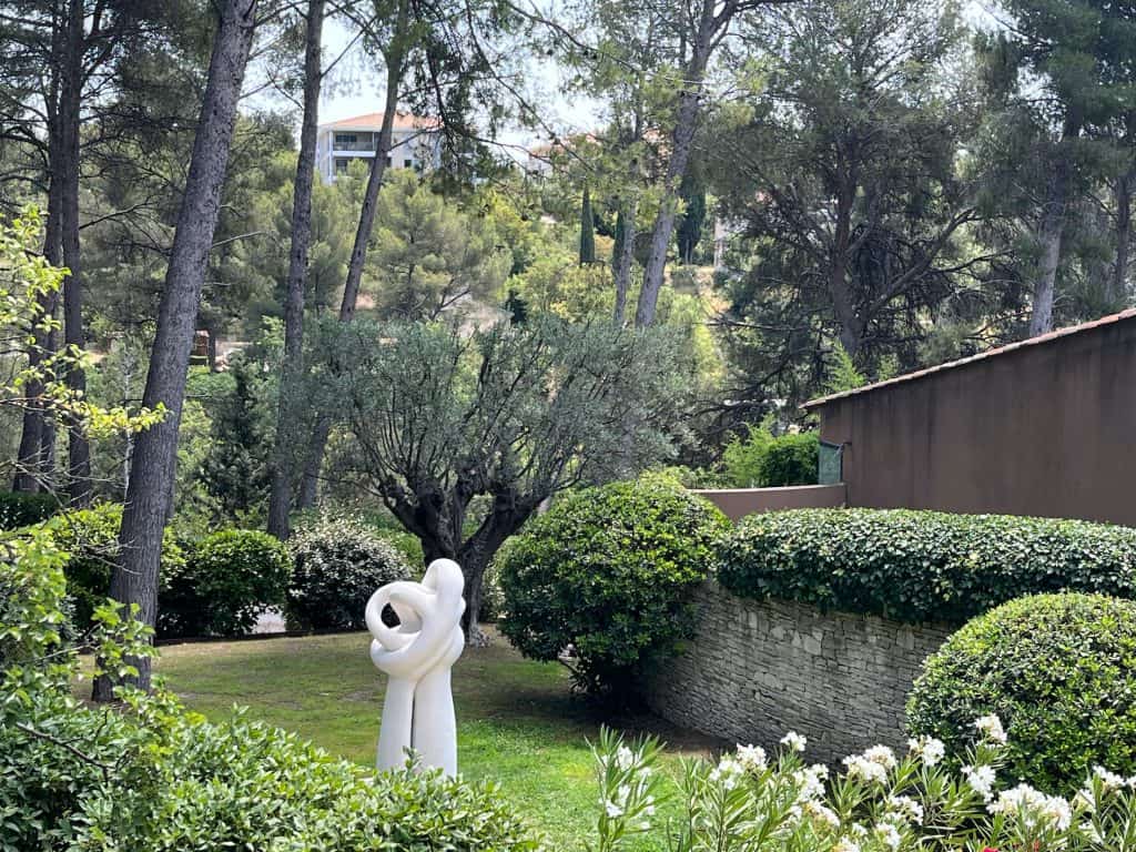 AWA White Marble Jesmonite, outdoor Dimensions 194 x 90 x 75 cm. by Uta Tiggesmeier