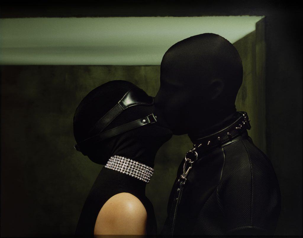 Laurent- Elie BADESSI 
Titre: The Kiss, the Blindfold and the Leash, New York 2007
Série CONFESSIONS
Edition de 2/7, signé et titré au verso Dimension image : 81, 3 x 101, 7 cm (40 x 32in.)
Copyright Laurent- Elie BADESSI Courtesy Jérôme Prochiantz
