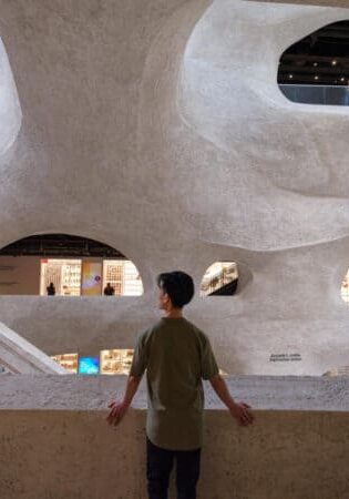 The five-story Kenneth C. Griffin Exploration Atrium is the gateway to the Richard Gilder Center for Science, Education, and Innovation. The Griffin Atrium, with architecture inspired by natural Earth processes of wind and water, features apertures, bridges, and landings that invite visitors to explore various levels and galleries. From this second-floor vantage point, visitors can take in the full scope of the Griffin Atrium and two floors of the Louis V. Gerstner, Jr. Collections Core, including the Macaulay Family Foundation Collections Galleries.