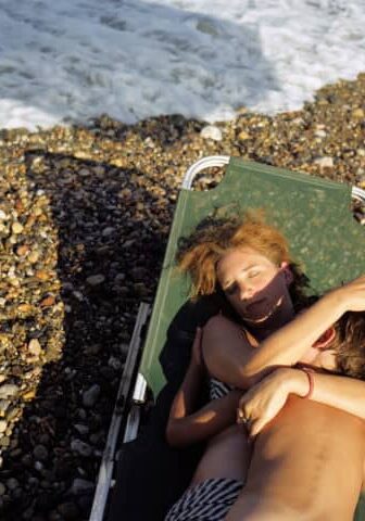 Littoral, issu de la série Hobbledehoy, par Ed Alcock (2013).

Des récits initiatiques empreints de tendresse aux images qui interrogent lidée dappartenance, Ed Alcock explore la frontière délicate entre photographie documentaire et photographie intime, brouillant les lignes entre lintime et le politique. Lauréat du Prix Niépce Gens dImages 2025, ses séries explorent les secrets de famille, la mémoire de la classe ouvrière britannique et les vulnérabilités collectives. Une exposition au Jeu de Paume à Tours se tient du 19 juin au 15 novembre 2026.

Photo © Ed Alcock / MYOP 2025

Shoreline, from the series Hobbledehoy, by Ed Alcock (2013).

From tender coming-of-age stories to images that question the meaning of home, Ed Alcock explores the delicate boundary between documentary and intimate photography, blurring the personal and the political. The winner of the 2025 Prix Niépce Gens dImages, his series investigate family secrets, the memory of the British working class, and collective vulnerabilities. An exhibition at the Jeu de Paume in Tours runs from 19 June to 15 November 2026.

Photo © Ed Alcock / MYOP 2025
