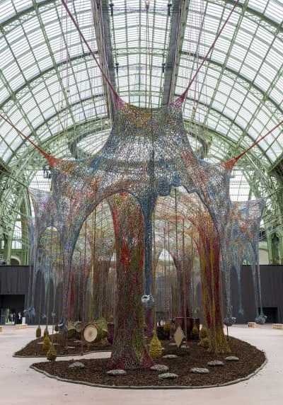Wide view of Ernesto Neto’s Nosso Barco Tambor Terra, showing the full expanse of the woven canopy suspended inside the Grand Palais.