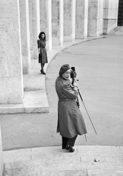 Photographe inconnu,
Lee Miller avec son appareil lors d’une séance photo Schiaparelli pour Vogue
Lee Miller with camera on Schiaparelli fashion assignment for Vogue
Musée d’Art Moderne, Paris
1945
© Lee Miller Archives England 2026
All Rights Reserved