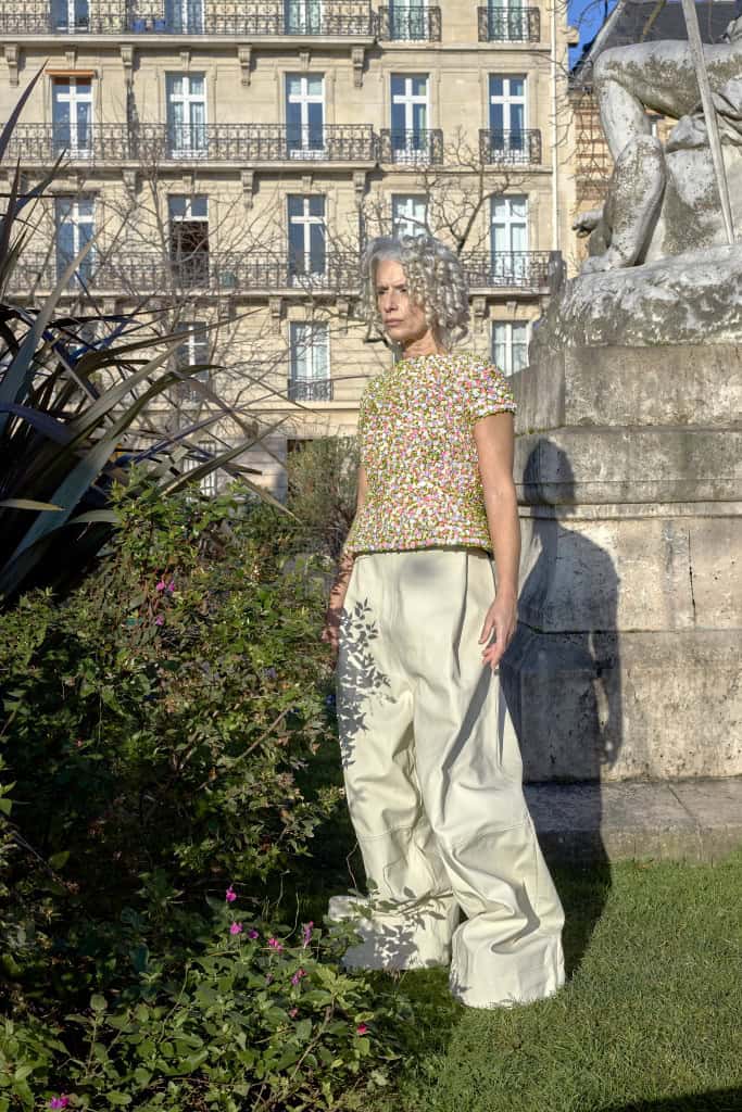 Top fleuri et pantalon en cuir blanc @GLOBALJO, chaussures @BALENCIAGA