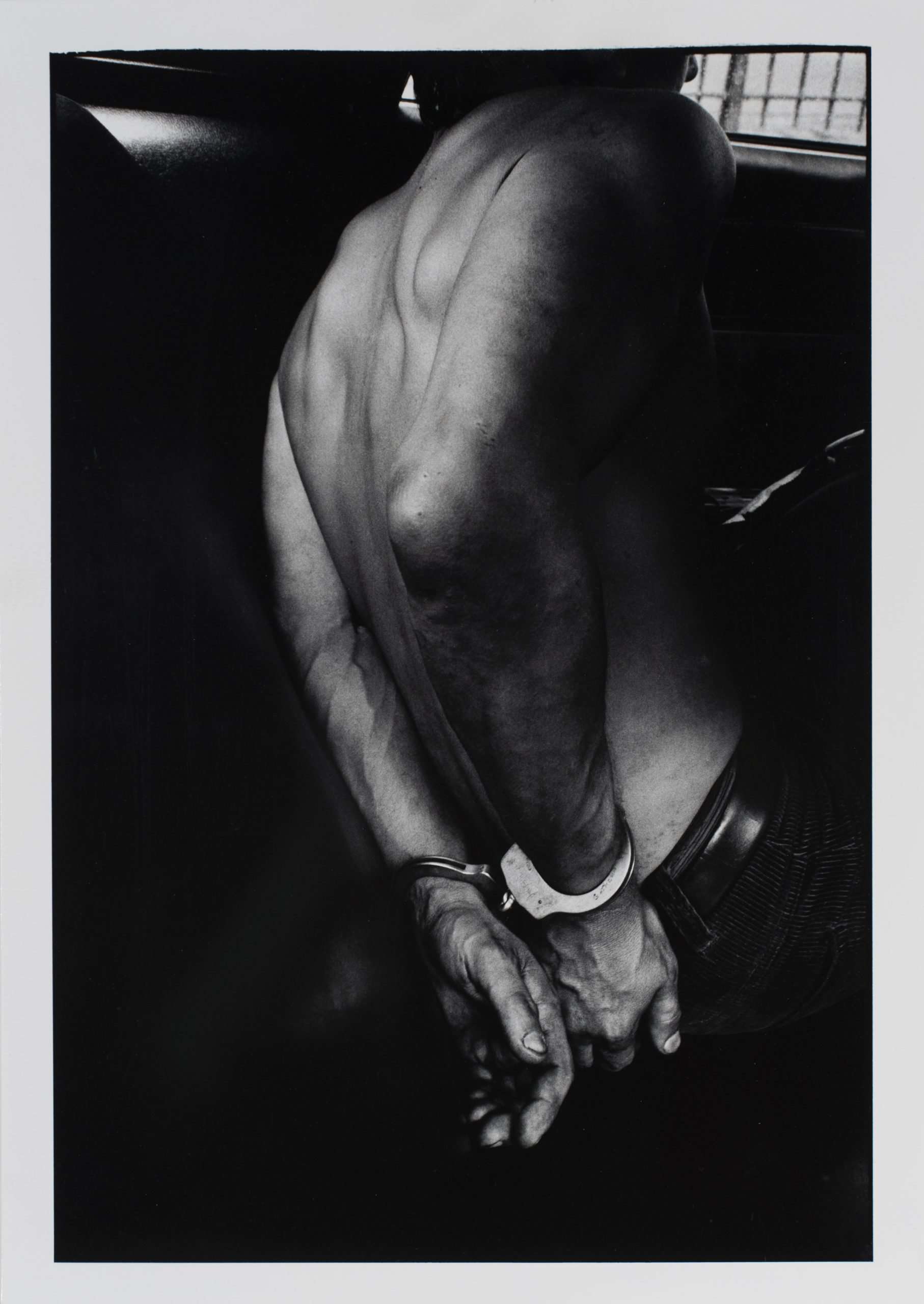 Leonard FREED
Titre: USA. New York City. A man taken into custody in a police car, 1978.
Descriptif technique : Gelatin Silver Print
Tirage postérieur de 1992
Signé et au dos de l’image avec une lettre de Mme Brigitte FREED
Dimension image : 28 x 35.50 cm
EXPOSITION GALERIE DES DONATEURS du 22.10 2024 au 12.01.2025
Bibliographie
1 : LE MUSEE DE LA PHOTO. Editions PHAIDON, Page157
2 : FREED Leonard: PHOTO POCHE N° 90. Editions NATHAN, Page 29 
3 : FREED Leonard: WORLDVIEW. Editions STEIDL, Page 215
4 : FREED Leonard: PHOTOGRAPHIES 1954-1990. Editions NATHAN, Page 57
5 : NEW YORK POLICE : PHOTO POCHE, couverture de l’ouvrage
Copyright Leonard FREED Courtesy Jérôme Prochiantz