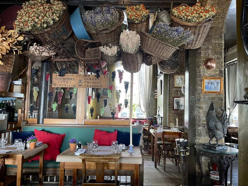 La Poule Au Pot Interior