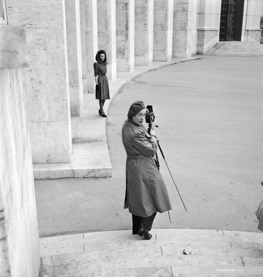 Photographe inconnu,
Lee Miller avec son appareil lors d’une séance photo Schiaparelli pour Vogue
Lee Miller with camera on Schiaparelli fashion assignment for Vogue
Musée d’Art Moderne, Paris
1945
© Lee Miller Archives England 2026
All Rights Reserved
