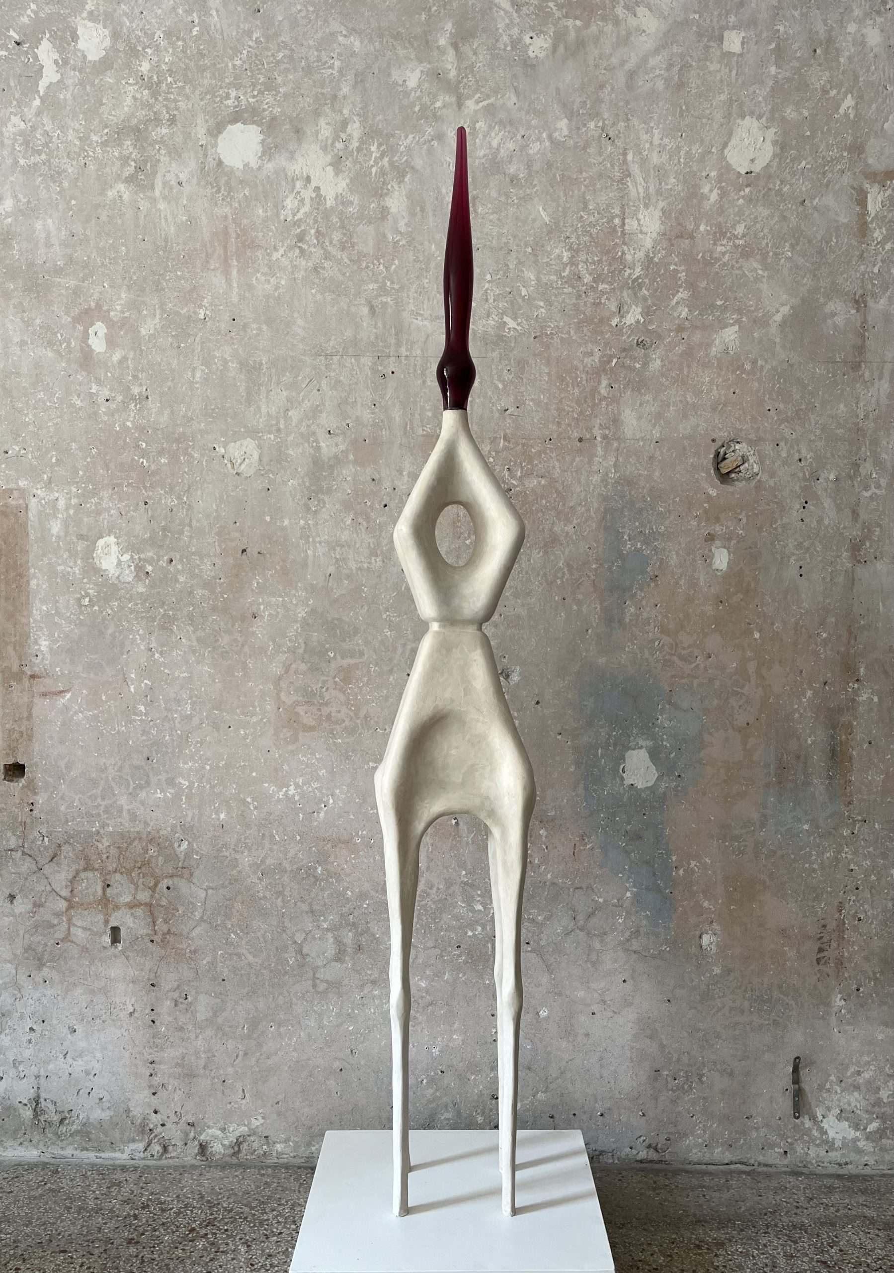 white modern sculpture I Cula ni bokola. by Uta Tiggesmeier